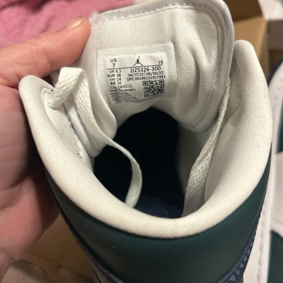 Women’s Air Jordans  Size 7 - Picture 5 of 9